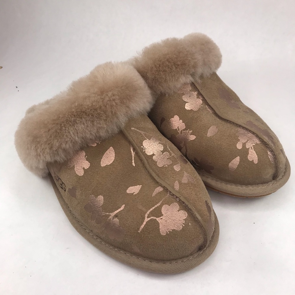 UGG Women's Size 7 Brown Suede Scuffette Floral Copper Foil Slippers Scuffs Clog